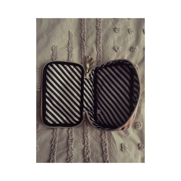 Too Faced makeup bag 💄 - Picture 2 of 3